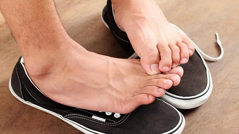 Mùi hôi chân khiến bạn luôn rơi vào trạng thái nơm nớp lo sợ mỗi khi phải cởi giày nơi đông người.
