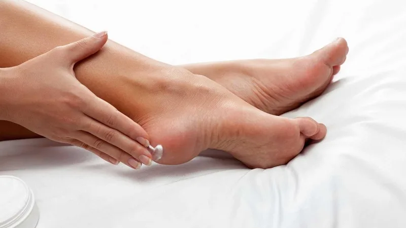 Môi trường ẩm kín bên trong lòng giày là "thiên đường" lý tưởng cho vi khuẩn gây mùi sinh sôi.