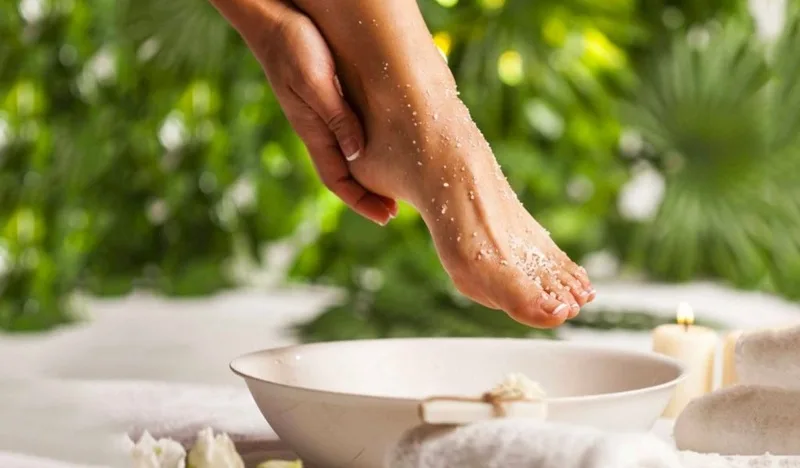 Ngâm chân bằng các nguyên liệu tự nhiên giúp diệt khuẩn và mang lại cảm giác thư giãn sâu.