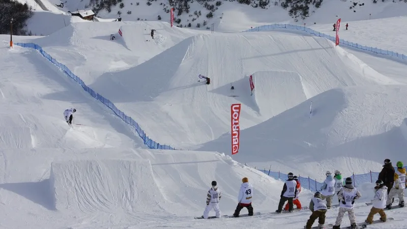 Địa hình tuyết, snowpark hiện đại và không gian rộng giúp Livigno trở thành sân khấu lý tưởng cho trượt tuyết tự do.