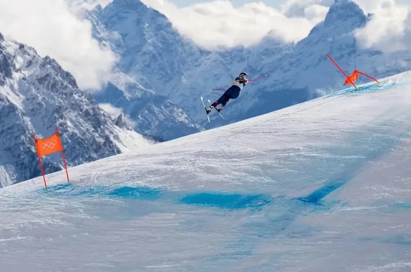 Freestyle skiing có sức hút truyền thông lớn nhờ hình ảnh đẹp, tốc độ cao và những khoảnh khắc dễ tạo highlight.
