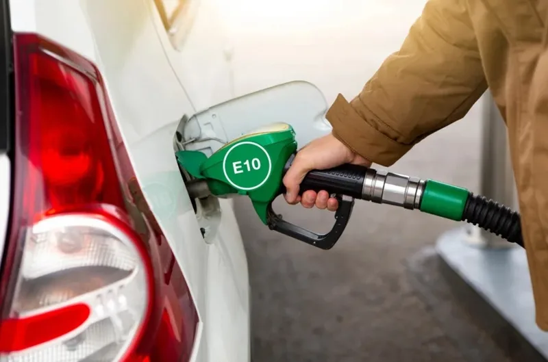 Xăng sinh học E10 là loại nhiên liệu được phối trộn giữa xăng khoáng và ethanol, phù hợp với xu hướng sử dụng nhiên liệu sạch hơn.