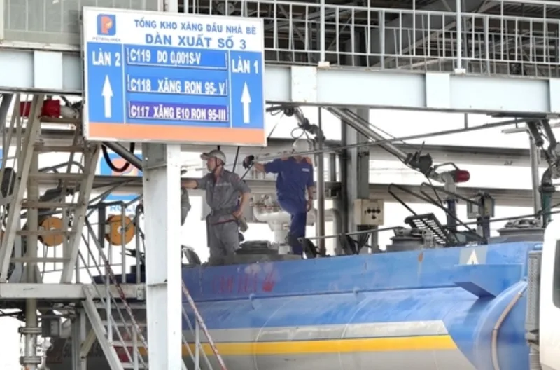 Giá xăng E10 chịu ảnh hưởng từ giá dầu thế giới, chi phí phối trộn ethanol, thuế phí, vận chuyển và chính sách điều hành trong nước.