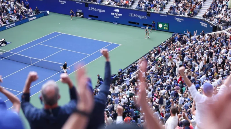 US Open mang màu sắc hiện đại, náo nhiệt và giàu tính giải trí, khác biệt với vẻ cổ điển của các Grand Slam khác.