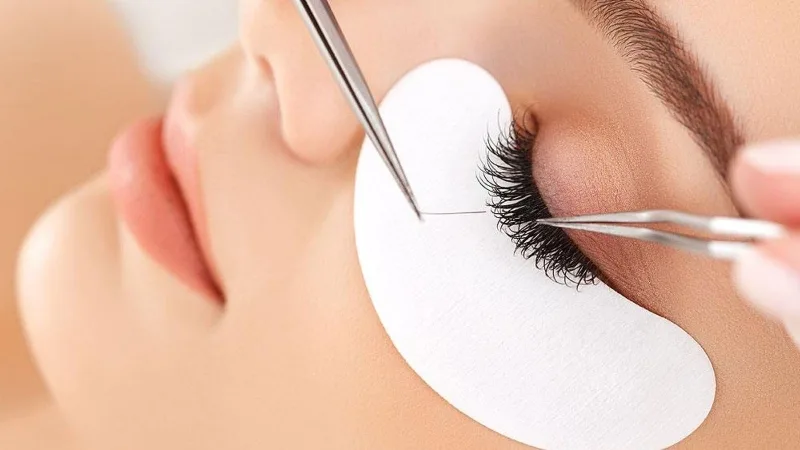 Nối mi thường giữ được khoảng 3–6 tuần, trong đó hàng mi đẹp nhất ở 2–3 tuần đầu sau khi làm.