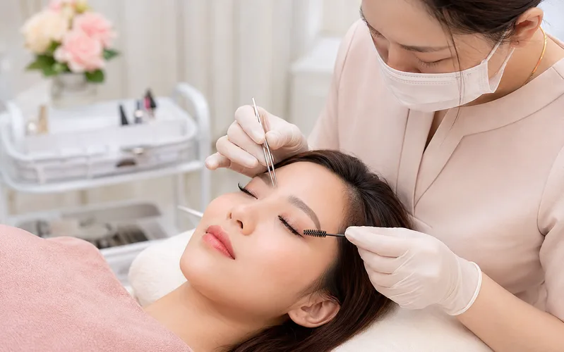 Dặm mi sau 2–3 tuần giúp hàng mi đều đẹp hơn, trong khi mi rối, cộm hoặc kích ứng nên được tháo đúng cách.