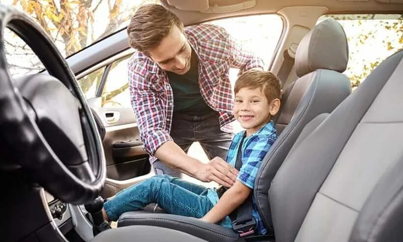 Một số thói quen tưởng tiện lợi như bế trẻ trên xe hoặc để trẻ tự do di chuyển có thể gây nguy hiểm.