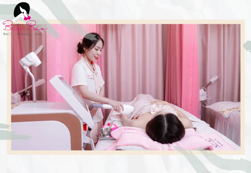 Làm tại spa giúp thao tác đều hơn, phù hợp với người chưa tự tin tự thực hiện tại nhà.